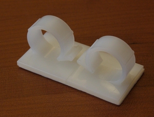 Zelfklevende nylon clip 28,5x28,5x23mm, fix Ø18-21mm